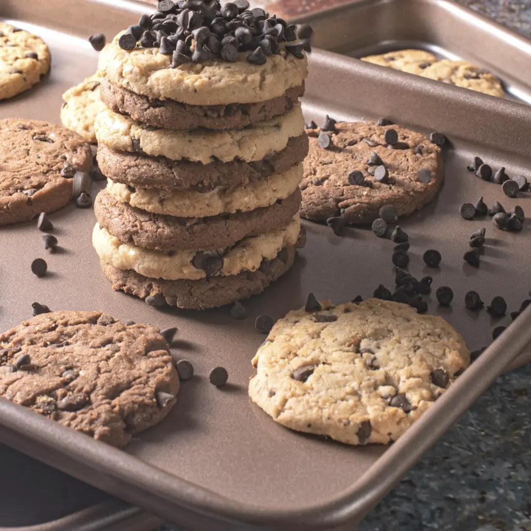 Kinds of Baking Pans to Use When Baking Cookies